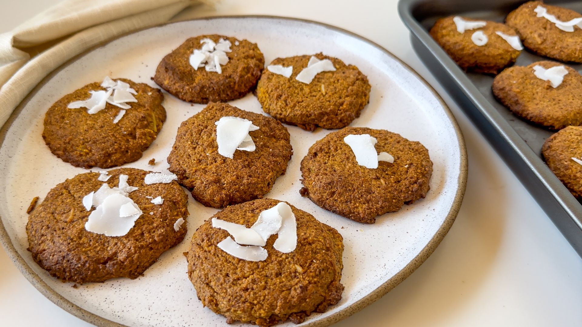 biscoitos de abóbora fit servidos no prato ao lado da assadeira