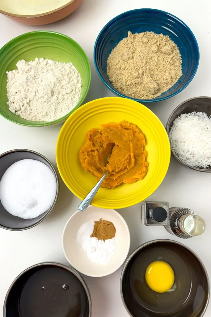 ingredientes do biscoito de abóbora fit dispostos na bancada