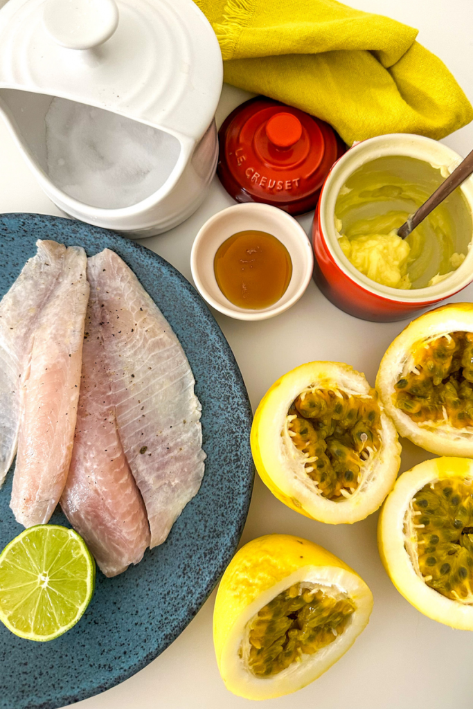 Ingredientes de tilápia com molho de maracujá: tilápia, manteiga, maracujá, limão, sal, mel e pimenta